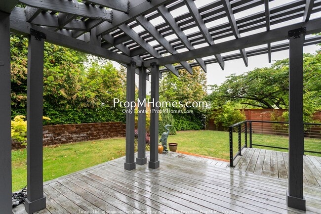Building Photo - Unique Luxury Three Bedroom Home in Hallinan!