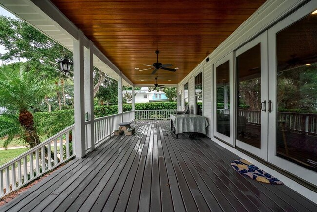 Building Photo - 2551 Lakeview Dr