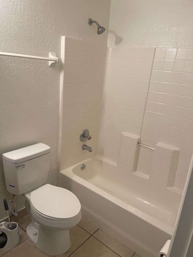 Building Photo - Modern Comfort in a Prime Location