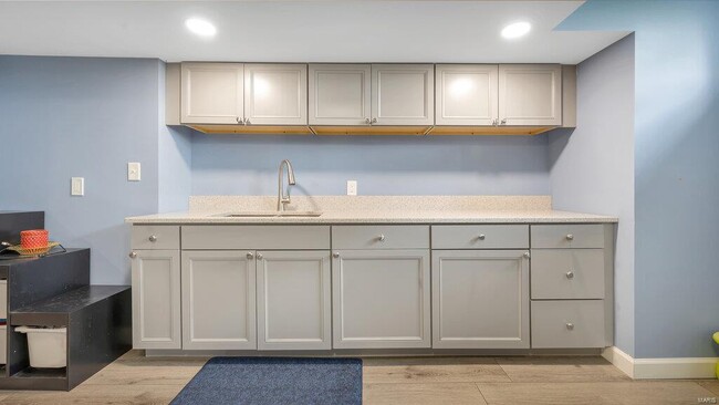 Building Photo - 303 Gateview Dr