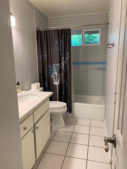 Hallway bathroom - 1207 E Loyola Dr