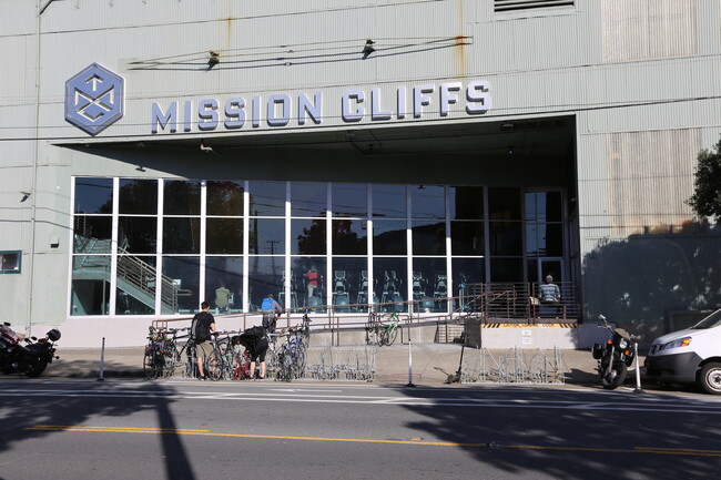 Building Photo - Mission District: Top Floor Loft w/ Roof Deck, Parking & W/D in unit