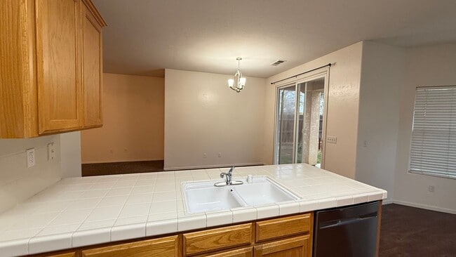 Building Photo - 3 Bedroom, 2 Bathroom Home in Desirable Tulare Neighborhood