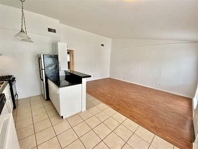 Building Photo - 614 W 51st St