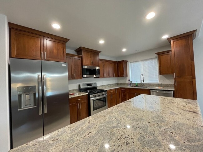 Building Photo - Newer 3 Bed 2 Bath Home In New Sutherlin D...