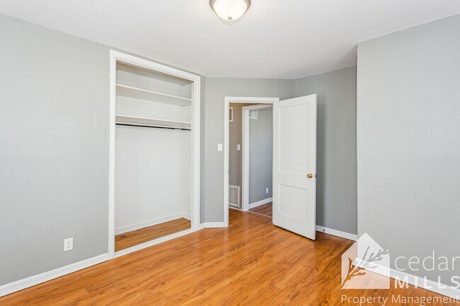 Building Photo - 1703 E Looman St