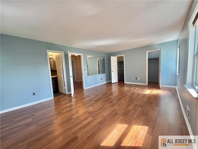 Building Photo - 2905 N Oaks Blvd