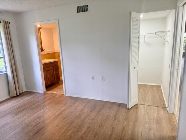 Building Photo - 4602 Martinique Way