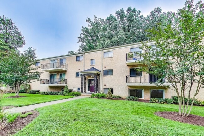 Building Photo - Spacious Parkside Condo with All Utilities...