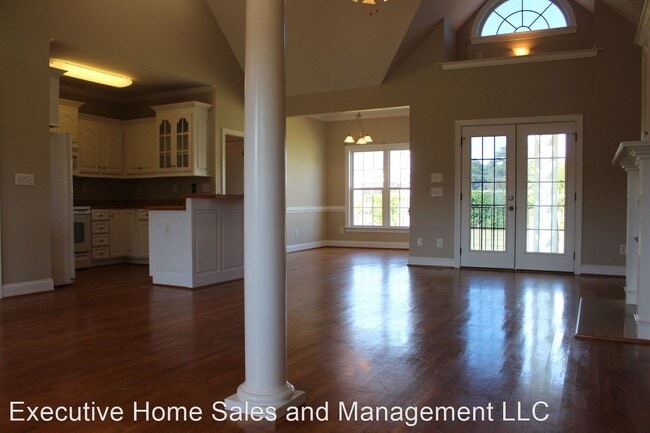 Building Photo - 3 br, 2 bath House - 201 Maddux Dr