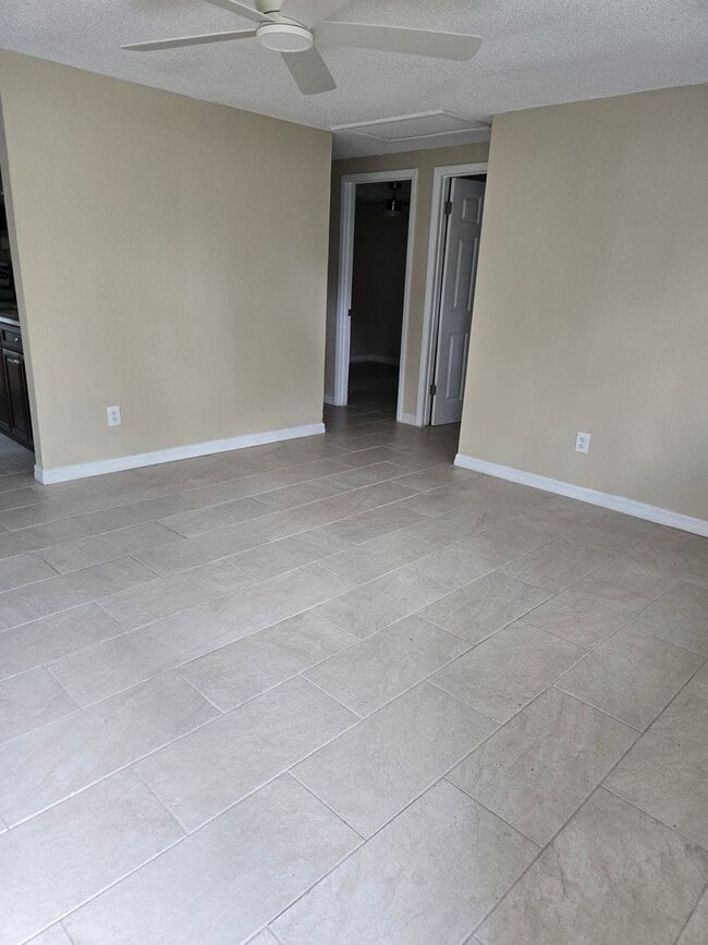 Building Photo - 2 BEDROOM 1 BATH NEAR USF