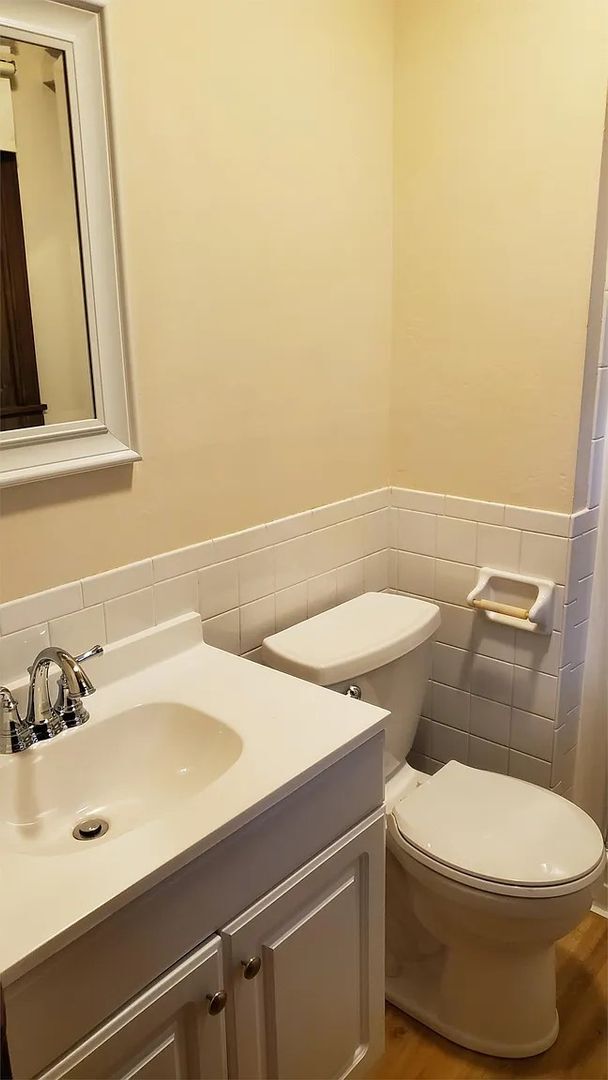 Building Photo - 3 Bedroom, 2 Bathroom Close To Everything!