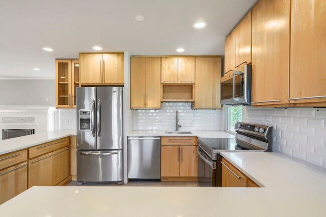 Building Photo - 422 W Raye St