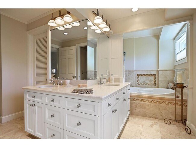 Building Photo - 7 Bedroom home near Cedar Lake