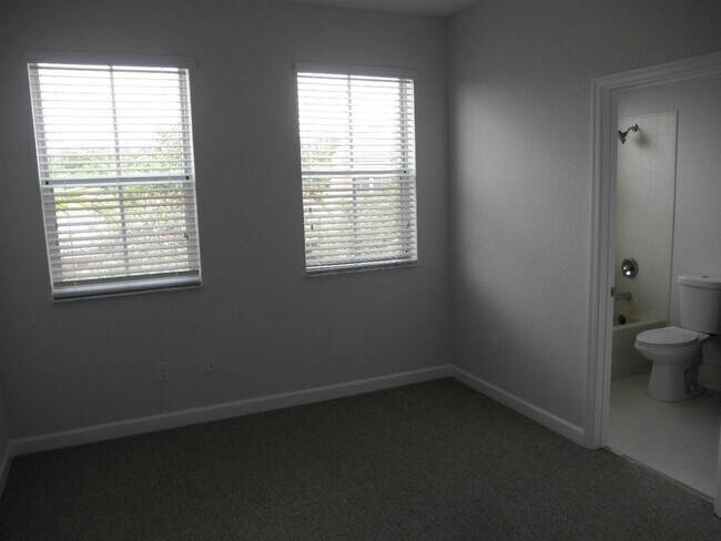 Building Photo - Shoma Townhomes