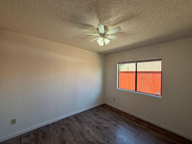 Building Photo - 720 Valley Crest Dr