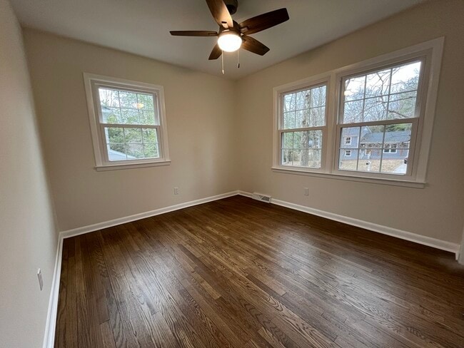 Building Photo - 908 Lynbrook Dr