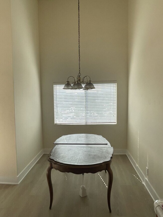 Building Photo - 704 Lookout Dr