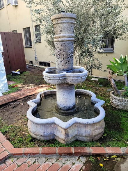 Building Photo - 414 N Sycamore Ave