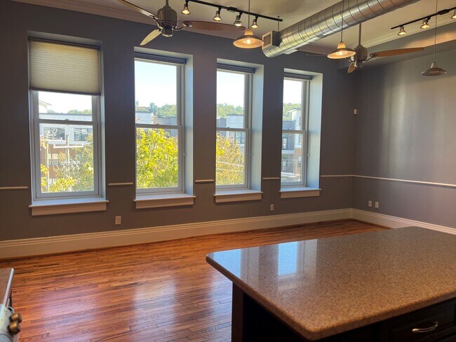 Building Photo - Available Condo in the Heart of Downtown A...