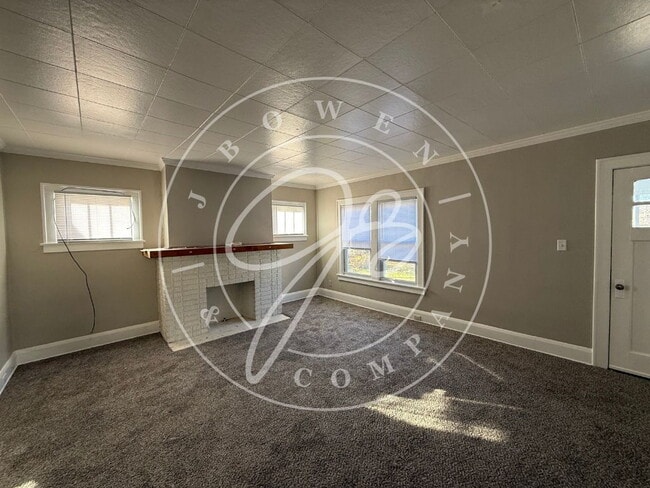 Building Photo - Beautiful 2 Bedroom Lower Duplex