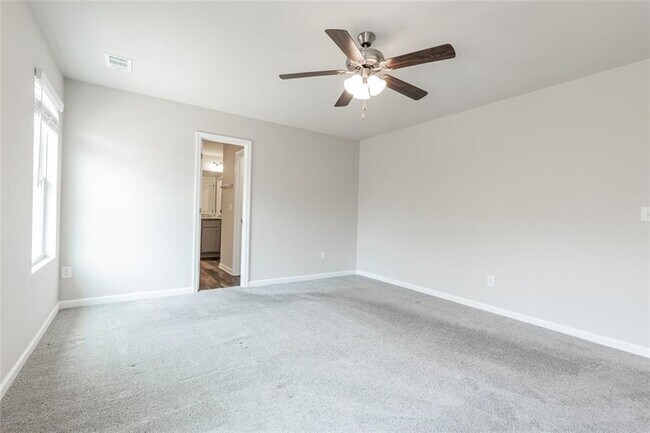 Building Photo - 9220 Golfview Cir