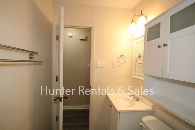 Building Photo - Mountain of Amenities!