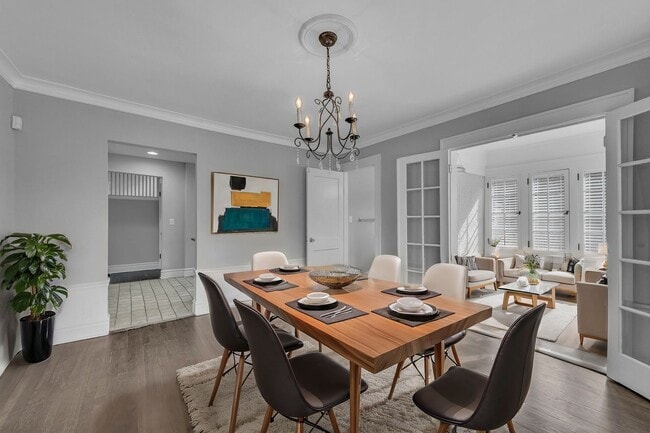 Building Photo - Gorgeous East Crestwood Home
