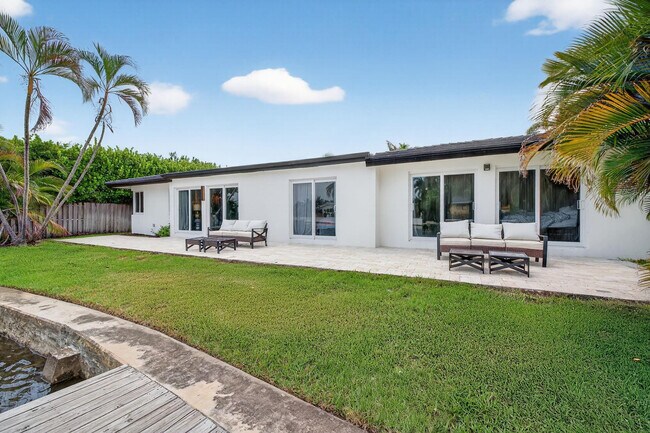 Building Photo - 1981 Coral Gardens Dr