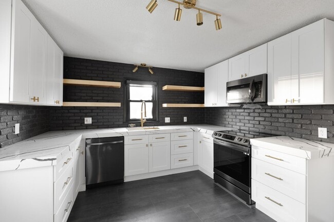 Building Photo - Pendleton Heights 4BR—Updated Historic Charm + Modern Comforts | 2,300 sq ft