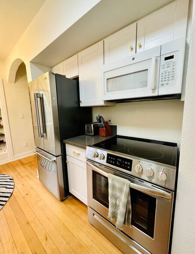 Building Photo - Midtown Gorgeous Home on Large Lot