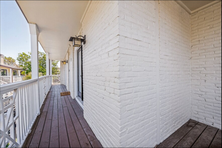 Building Photo - 5930 Sandhurst Ln