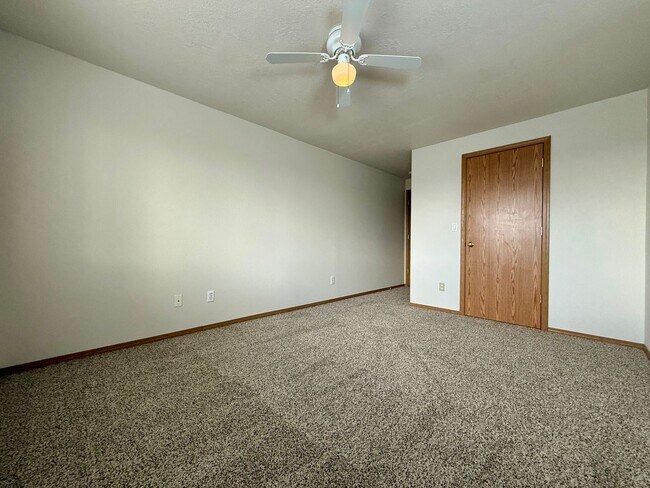 Building Photo - SPACIOUS NEWLY UPDATED TOWNHOME IN REDMOND!!