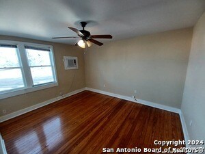 Building Photo - 124 W Mistletoe Ave