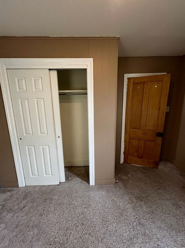 Building Photo - Spacious 4-5 Bedroom, 1.5 Bathroom 2-Story...