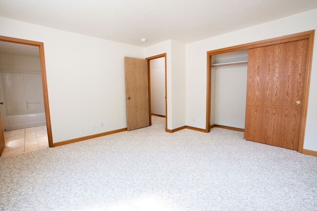 Building Photo - 2712 Meadow Creek Way