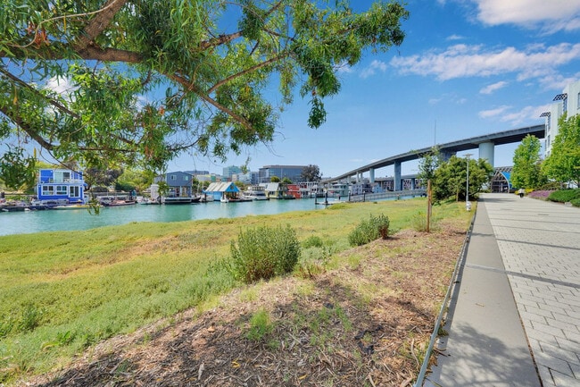 Building Photo - 355 Berry St