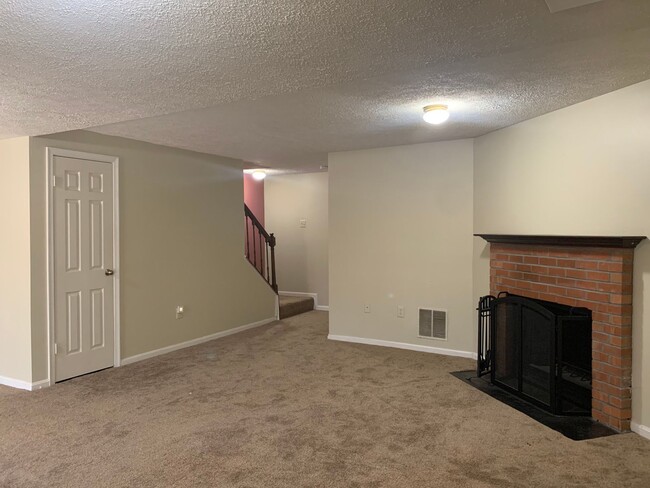 Building Photo - Spacious 3 Level Townhouse Backs to Trees