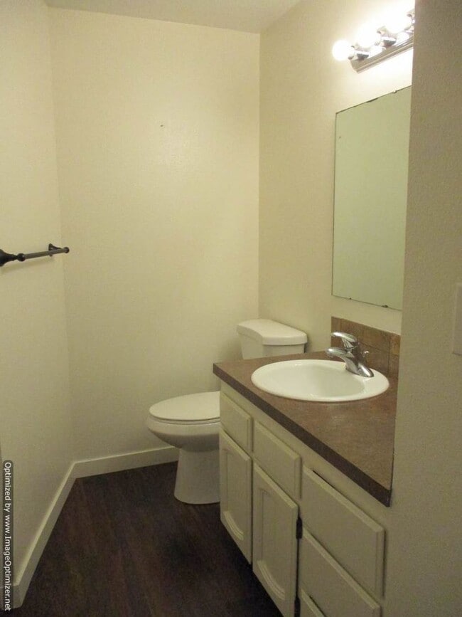 Building Photo - 2 Bedroom, 2 bathroom Northview Terrace Co...