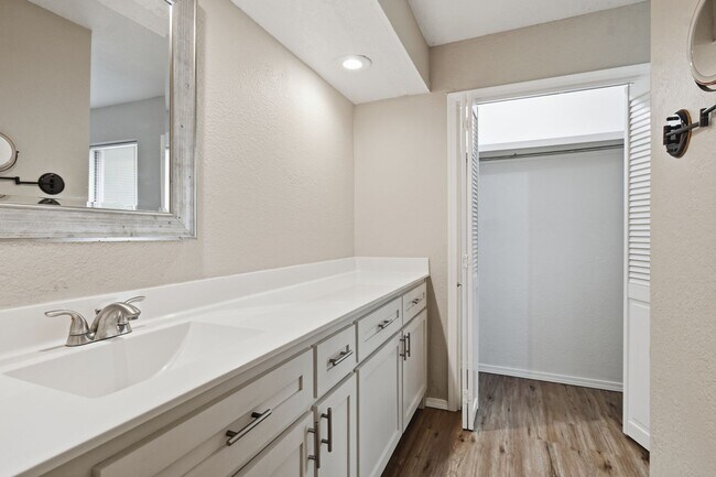 Building Photo - 6518/6520 E 90th St Duplex