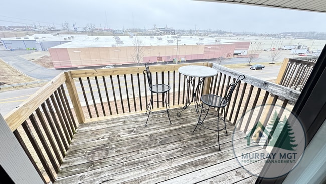 Building Photo - 2 Bedroom, 1 Bathroom Second Floor Apartment!