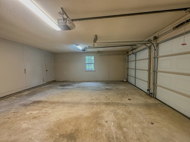 Building Photo - 2224 S Sherwood Dr