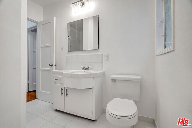 Building Photo - 476 S Roxbury Dr