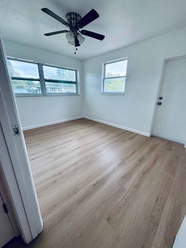 Building Photo - For Rent – 4 Bedroom Single Family Home in Pinellas Park, FL