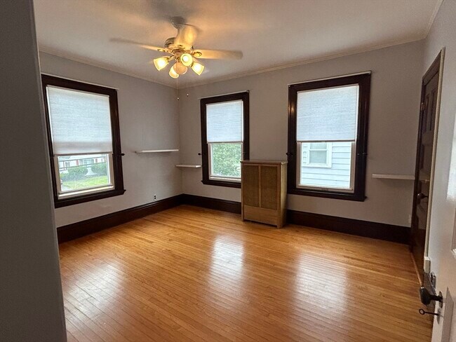 Building Photo - 175 Maple St