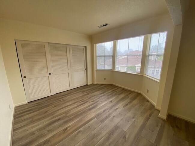 Building Photo - 63 Glen Lake Dr