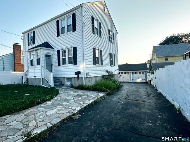Building Photo - 339 Thompson St