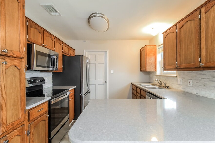 Building Photo - 3355 Brooke St