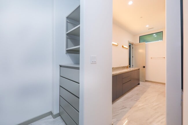 Building Photo - 8120 Stillmeadow Ct