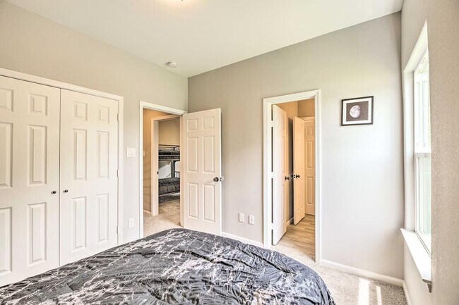 Building Photo - 4835 Sunflower St